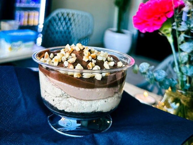 Dessert in een glas met chocoladelaag en krokante garnering